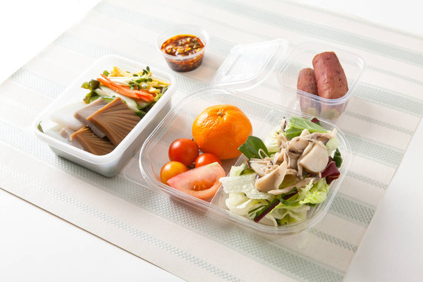 Comida caja de almuerzo para la dieta con varias frutas y guarniciones
 - Foto, Imagen