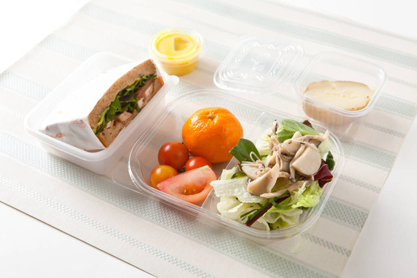 Comida de caixa de almoço de dieta com várias frutas e pratos laterais
 - Foto, Imagem