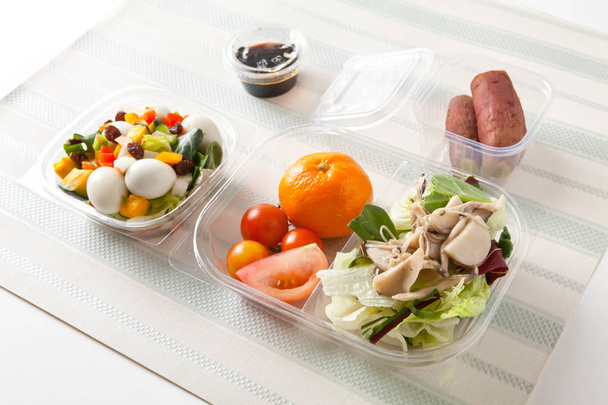 Lounas laatikko ruokaa ruokavalio eri hedelmiä ja puoli astiat
 - Valokuva, kuva