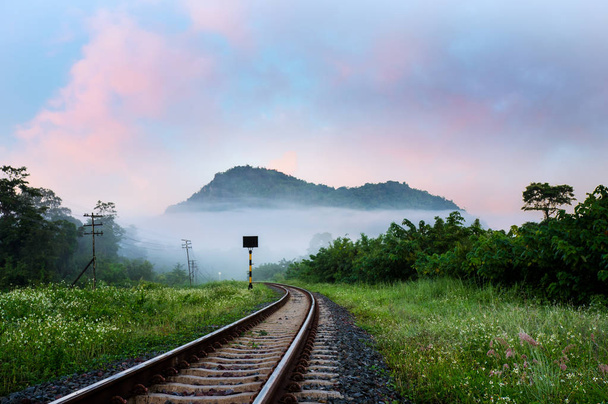 Eisenbahn gegen den schönen Morgenhimmel bei Sonnenaufgang, Industrielandschaft auf dem Land. - Foto, Bild