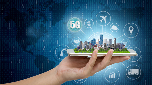 5G мережа бездротових систем та Інтернет речей, Smart City та мережа зв'язку з моделлю сучасного міста на смартфоні в руці, підключення глобальних бездротових пристроїв
. - Фото, зображення