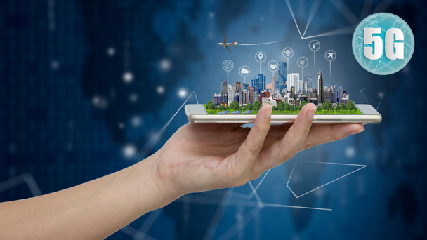 5 g sieci bezprzewodowych systemów i internet rzeczy, inteligentne miasta i komunikacji sieci model nowoczesnego miasta na smartfonie w ręku, global Connect urządzeń bezprzewodowych. - Zdjęcie, obraz