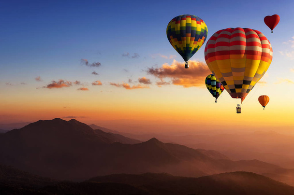 Hermosos globos de aire caliente de colores volando sobre la montaña en el punto de vista Puesta de sol del lugar de viaje, Doi Inthanon, Chiang mai 's Hidden Paradise en Tailandia
. - Foto, Imagen