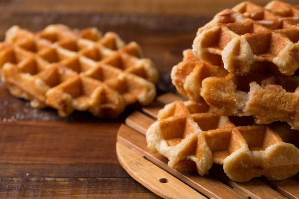 Honey Waffle Put On White Plate, gofre casero de miel puesto en mesa de madera, delicioso gofre de miel
 - Foto, imagen