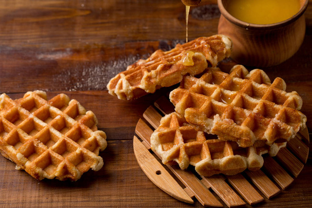 Honey Waffle Put On White Plate, gofre casero de miel puesto en mesa de madera, delicioso gofre de miel
 - Foto, imagen