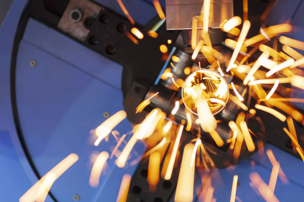 Paslanmaz boru veya parlak ışık ile tüp kesme Cnc fiber lazer kesim makinası. Modern sac üretim süreci. - Fotoğraf, Görsel