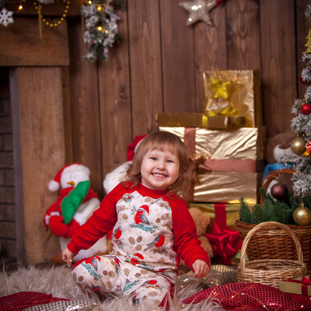 girl child at the Christmas tree with gifts - Foto, afbeelding