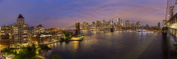 Brooklyn Bridge e Lower Manhattan skyline à noite, Nova Iorque, EUA
. - Foto, Imagem