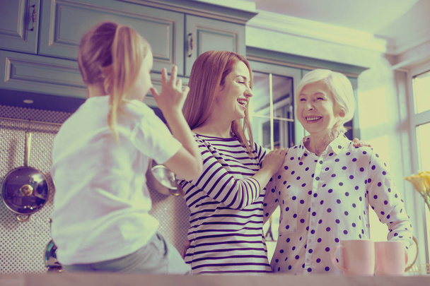 Potěšen blond žena komunikuje s její dívky - Fotografie, Obrázek