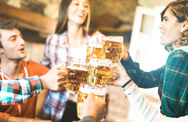 Feliz grupo de amigos bebiendo y brindando cerveza en el restaurante del bar de la cervecería - Concepto de amistad con los jóvenes divirtiéndose juntos en el pub vintage - Enfoque en vasos de media pinta - Teal filtro naranja
 - Foto, Imagen
