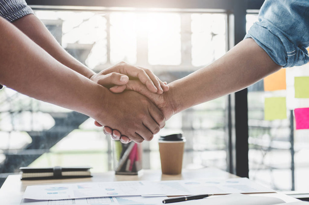 Finishing up a meeting, Business handshake after discussing good deal of Trading contract for both companies and gesturing people connection deal, Meeting and greeting concept. - Fotoğraf, Görsel