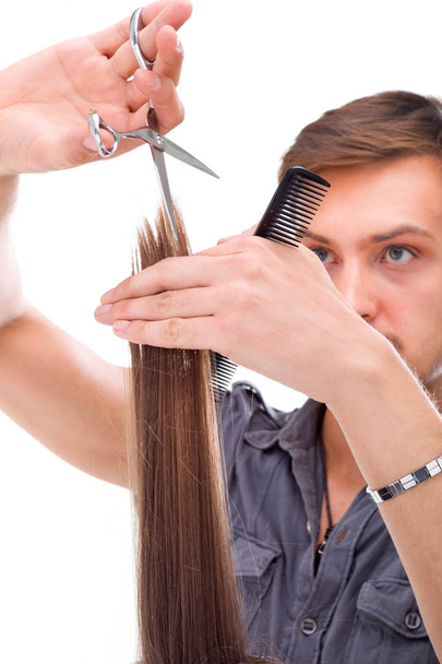 Professzionális fodrász hosszú hajú modell, elszigetelt fehér background - Fotó, kép