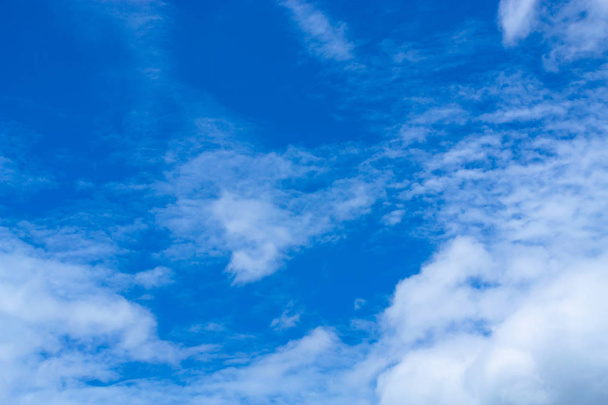 blauer Himmel Hintergrund mit winzigen Wolken. weiße, flauschige Wolken am blauen Himmel. - Foto, Bild