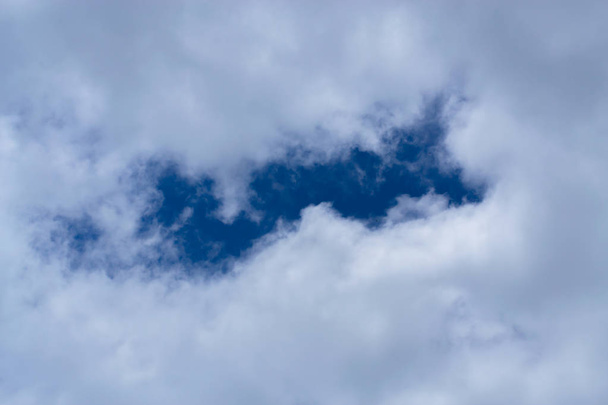 Με φόντο μπλε του ουρανού με μικροσκοπικά σύννεφα. Άσπρο φουντωτό σύννεφα στο μπλε του ουρανού. - Φωτογραφία, εικόνα