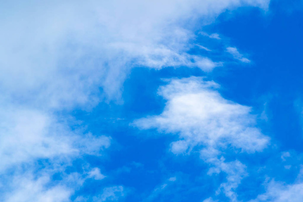 Με φόντο μπλε του ουρανού με μικροσκοπικά σύννεφα. Άσπρο φουντωτό σύννεφα στο μπλε του ουρανού. - Φωτογραφία, εικόνα