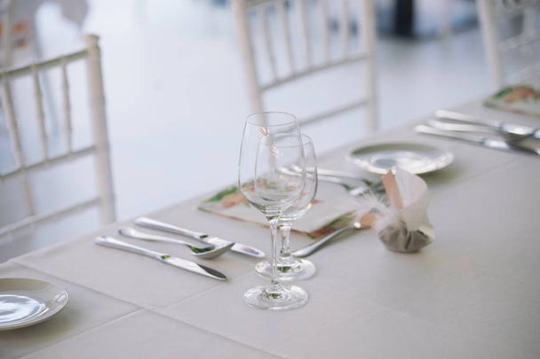 вишуканий набір столу для весільної вечері, прикрашені стільці
 - Фото, зображення