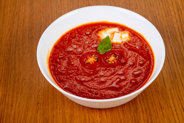 冷たいスペイン語ガスパチョトマトスープ - 写真・画像