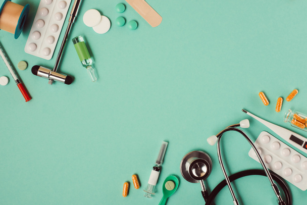 top view of various medical pills and instruments on green background  - Foto, Imagem