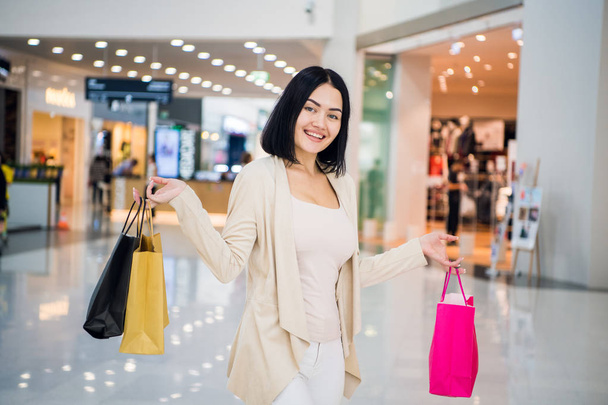 Πορτρέτο για ψώνια μόδας. Ομορφιά γυναίκα με τσάντες ψώνια στο εμπορικό κέντρο. Αγοραστής. Πωλήσεις. Εμπορικό κέντρο. - Φωτογραφία, εικόνα