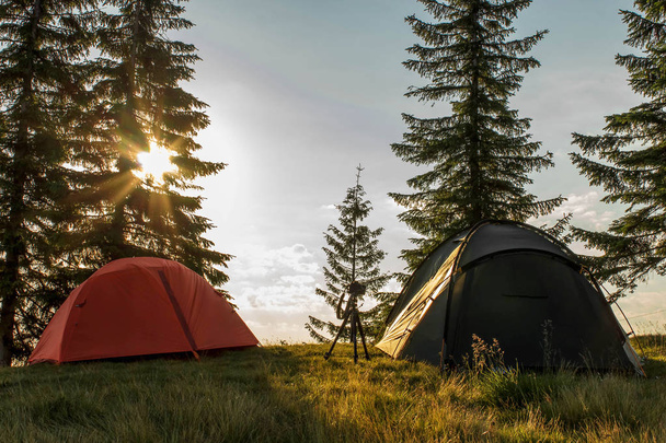 Dağlarda çadırlarda dinlenme - Fotoğraf, Görsel