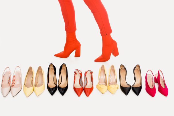 обрезанный снимок женских ног и упорядоченная обувь, изолированная на белом
 - Фото, изображение
