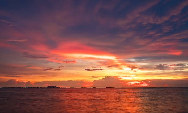 Twilight sky background. Colorful Sunset sky and cloud.vivid sky in twilight time background.Fiery orange sunset sky. Beautiful - Foto, Imagem