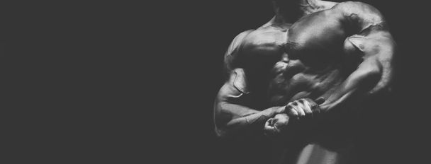 atlet vücut geliştirmeci Yarışması'nda uyluk kaslarının yana gerginlik vardır. Siyah ve beyaz - Fotoğraf, Görsel