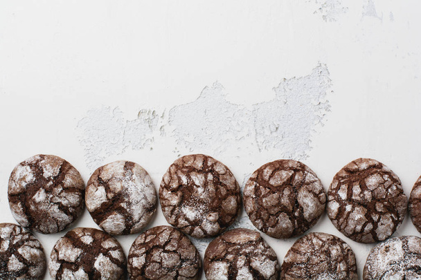 Chocolate brownie cookies in powdered sugar. Chocolate Crinkles. - Valokuva, kuva