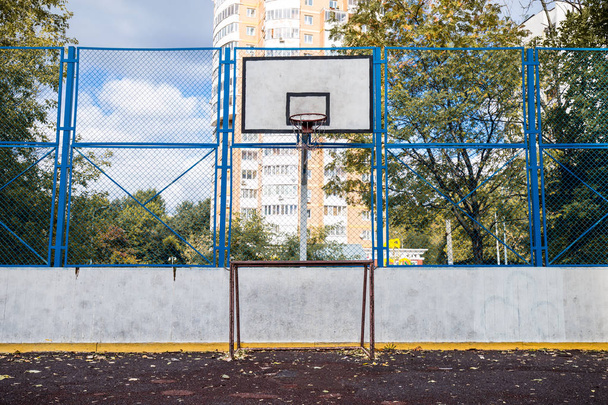Basketball court in the autumn yard. Sports in residential areas. - Foto, afbeelding