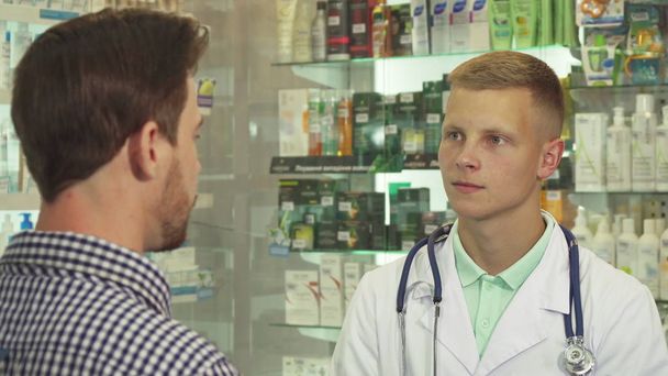 Lääkäri kuuntelee potilasta apteekissa
 - Valokuva, kuva
