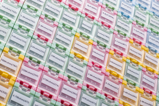 Caixas coloridas cheias de resistências
 - Foto, Imagem