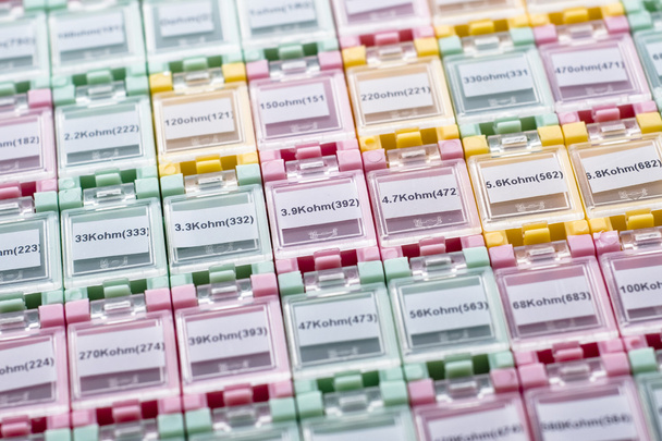 Cajas coloridas llenas de resistencias
 - Foto, imagen