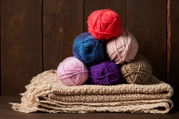 bolas de fio de lã para tricô em fundo de madeira
 - Foto, Imagem