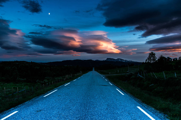 A beautiful road to the mountains - Foto, imagen