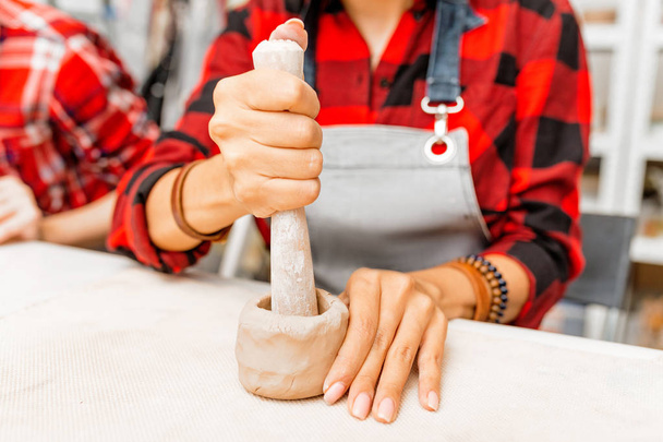 Νεαρή γυναίκα φίλοι δημιουργούν πηλό και κεραμική τέχνη πιάτα στο εργαστήριο κεραμικής - Φωτογραφία, εικόνα
