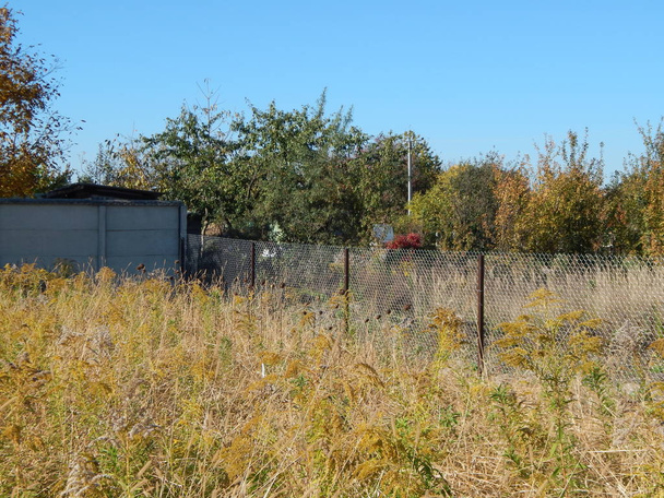 Будівництво паркану з ланцюгової сітки на земельній ділянці
 - Фото, зображення
