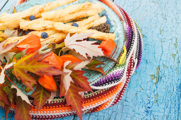 クッキーと木製の背景の異なる秋装飾プレート - 写真・画像