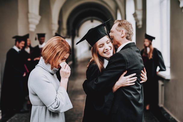 Happiness. Parents. Congratulations. Student. Finish Studies. University. Graduates. Happy. Good Mood. Have Fun. Architecture. Relations. Diploma. Standing. Corridor. Mother. Father. Daughter. - Foto, afbeelding
