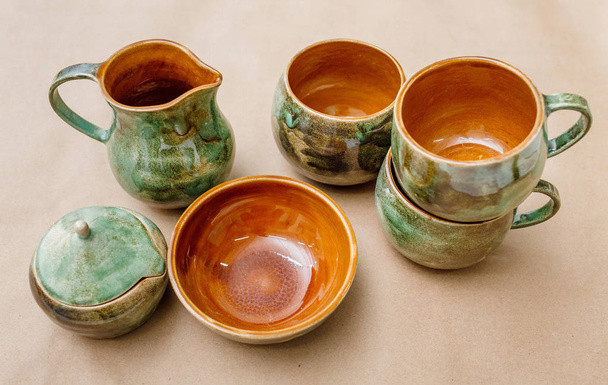 Stilleven van de klei aardewerk theepot, kop en schotels - Foto, afbeelding