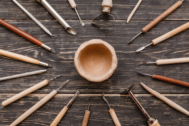 Visão plana superior de ferramentas de arte de cerâmica, conceito de trabalho manual de artesanato
 - Foto, Imagem