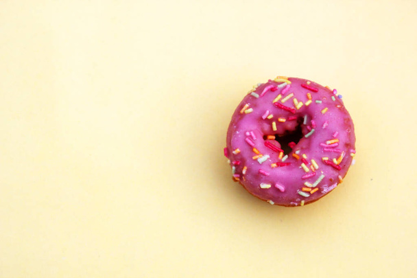 пончики збризкають на пончиках рожеві яскраві цукрові нитки фон 100s і тисячі прикрас запасів, фото, фотографія, зображення, малюнок
, - Фото, зображення
