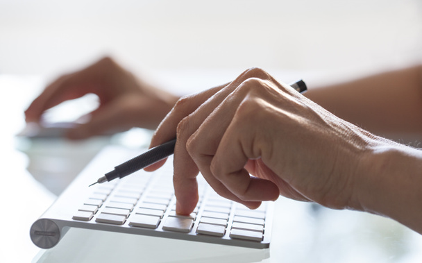 Крупним планом жіночі руки на клавіатурі комп'ютера
 - Фото, зображення