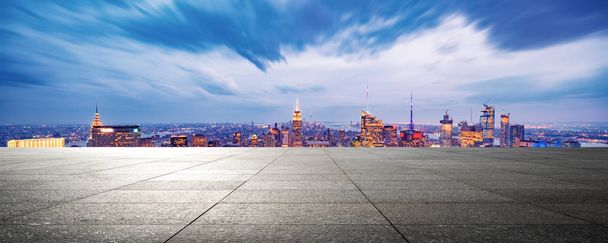 suelo vacío con paisaje urbano moderno Nueva York por la noche - Foto, Imagen