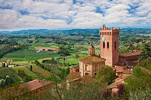 田園地帯と丘陵ドームと村の教会のサン ・ ミニアート、イタリア ・ ピサ、トスカーナ: 風景 - 写真・画像