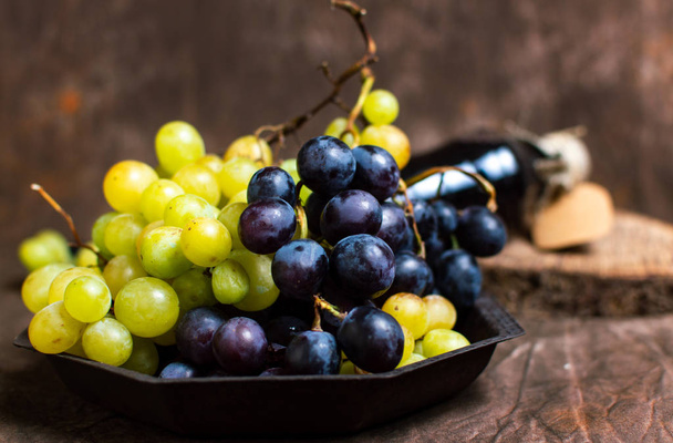 Uva fresca sobre un fondo marrón rústico
 - Foto, Imagen