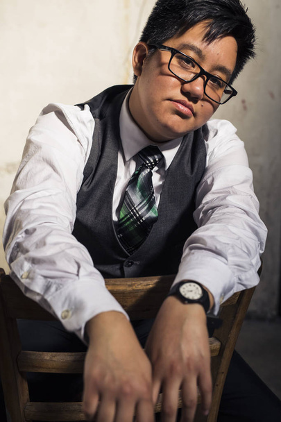 Transznemű ember inget és nyakkendő jelent a szutykos helyen - Fotó, kép