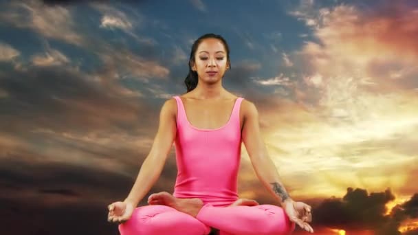 Mujer haciendo yoga con hermosa puesta de sol en el fondo
 - Metraje, vídeo