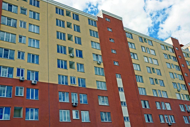 Багатоповерхові кольорові сучасні будинки на міській вулиці
 - Фото, зображення