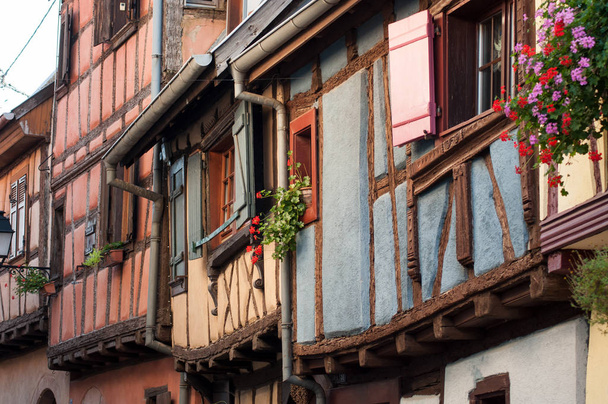 Eguisheim alsatian köyü Colmar - Fransa yakınındaki geleneksel Ortaçağ mimarisinin perakende - Fotoğraf, Görsel