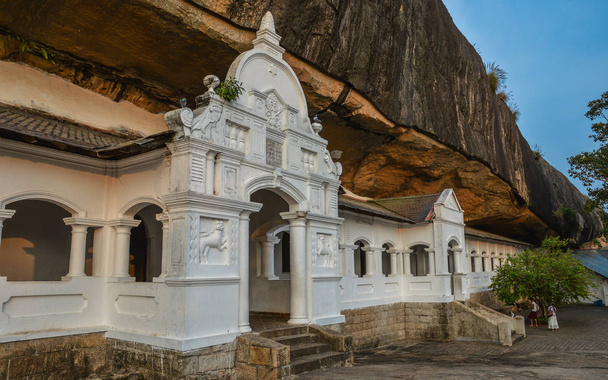 Dambulla je nejrozsáhlejší a nejlépe zachovalé jeskyně chrámového komplexu na Srí Lance. Existují celkem 153 sochy Buddhy, tři sochy srílanských králů a čtyři sochy bohů a bohyň.  - Fotografie, Obrázek
